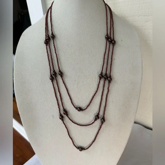 Group of 5 neutral tone beige and brown necklaces - Picture 2 of 7